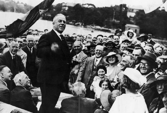 Dunningham entertains voters on the hustings, 1937