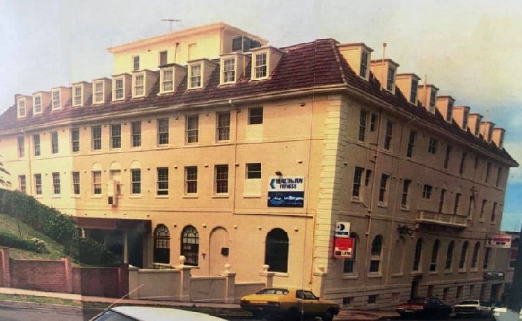 Oceanic Hotel Coogee, Carr Street Entran ce, 1985